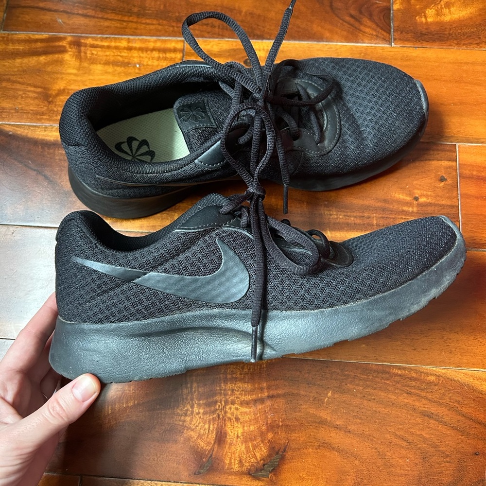 Nike women’s Black Running Shoes